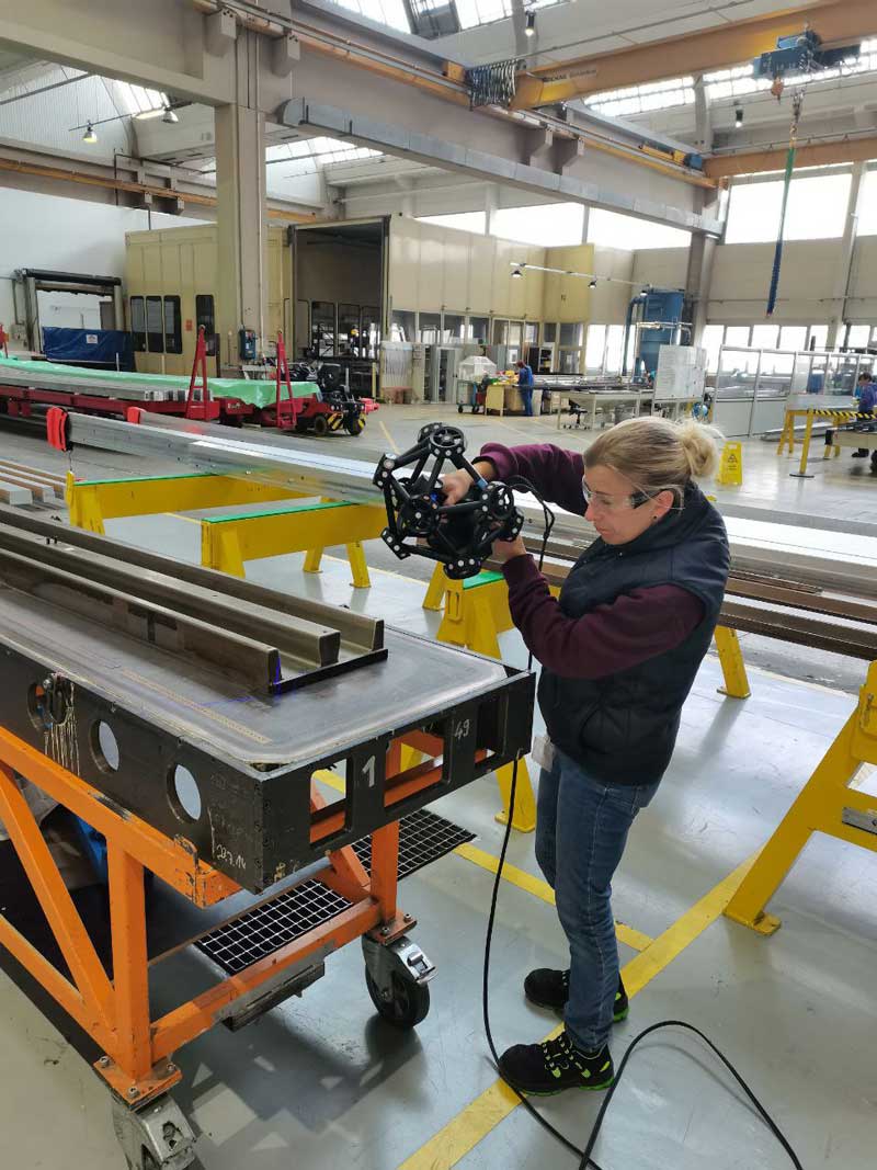 Ein Arbeiter scannt mit dem MetraSCAN 3D ein Teil aus der Luft- und Raumfahrtbranche.
