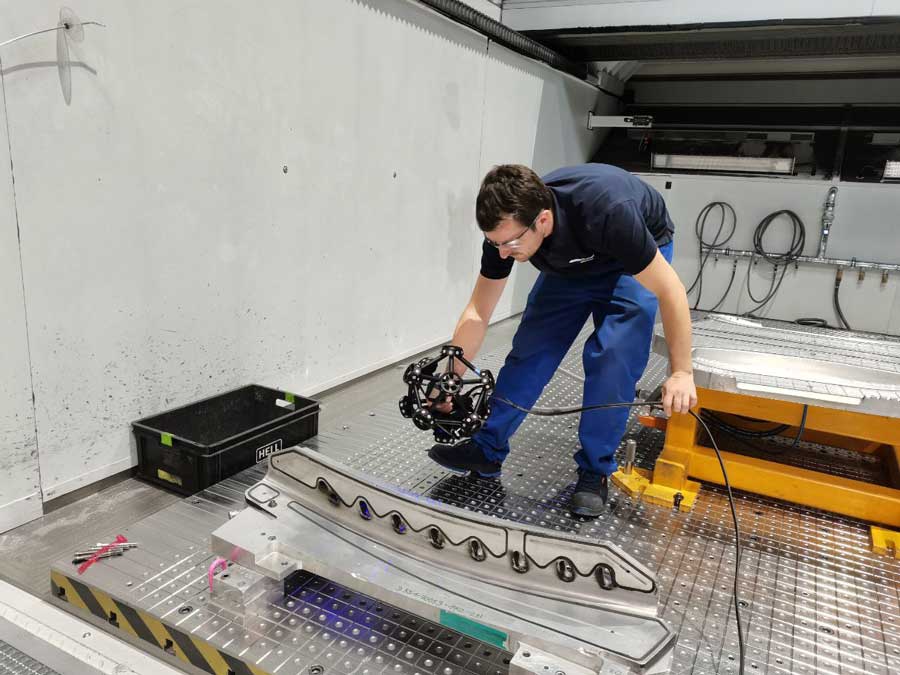 Un miembro del equipo escanea un componente aeroespacial con el MetraSCAN 3D.