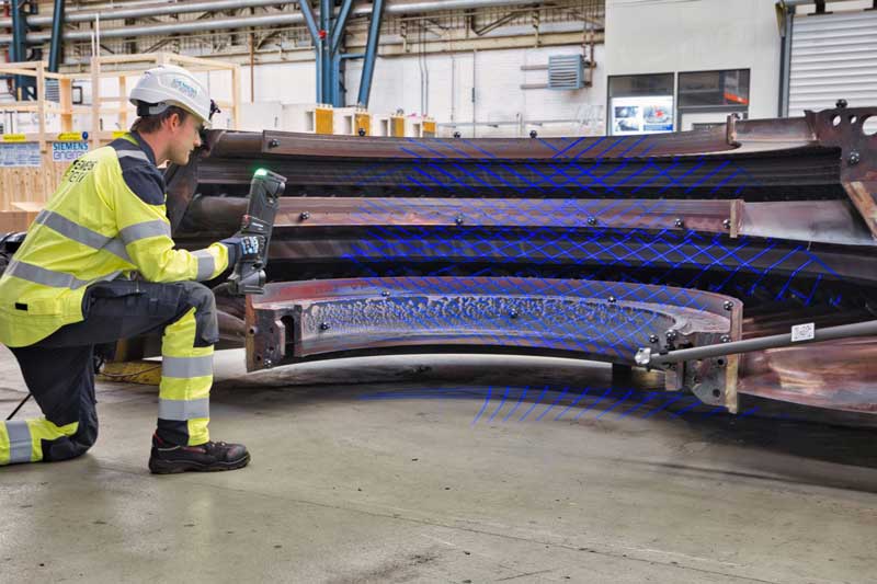 Técnico escaneando el portador de álabes de guía de una turbina de gas con la serie HandySCAN 3D|MAX.