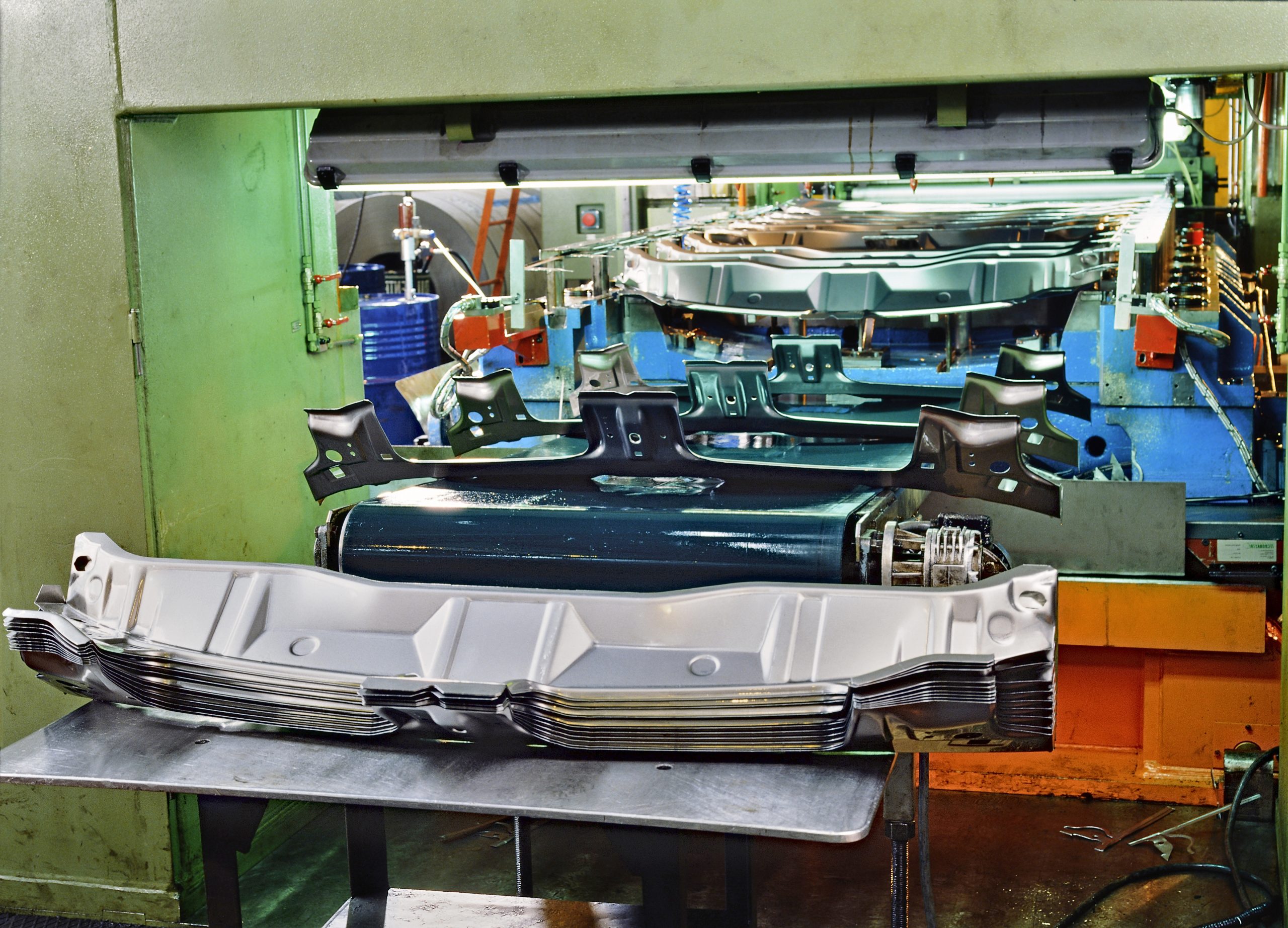 Industrial press for sheet metal stamping for automotive with several parts on a conveyor