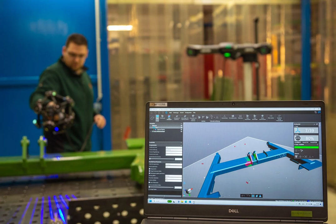 Image of an expert using a MetraSCAN 3D scanner and 3D scanning software
