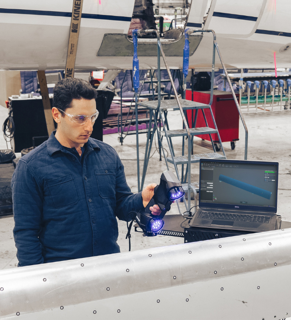 Technicien scanning plane leading edge with the HandySCAN 3D BLACK